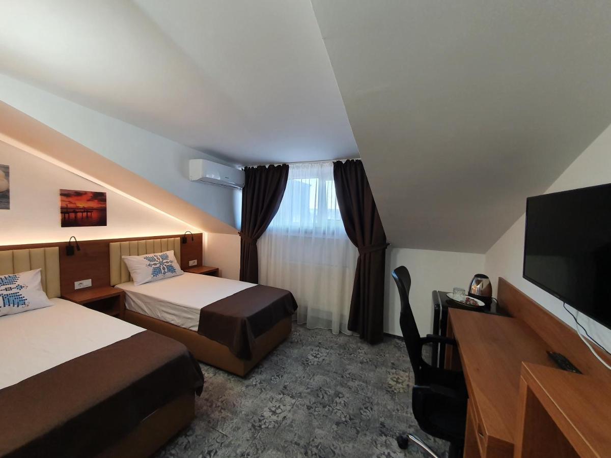 Stay Inn Rediu Valea Lupului  Exteriör bild